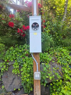 Temporary power box and pole