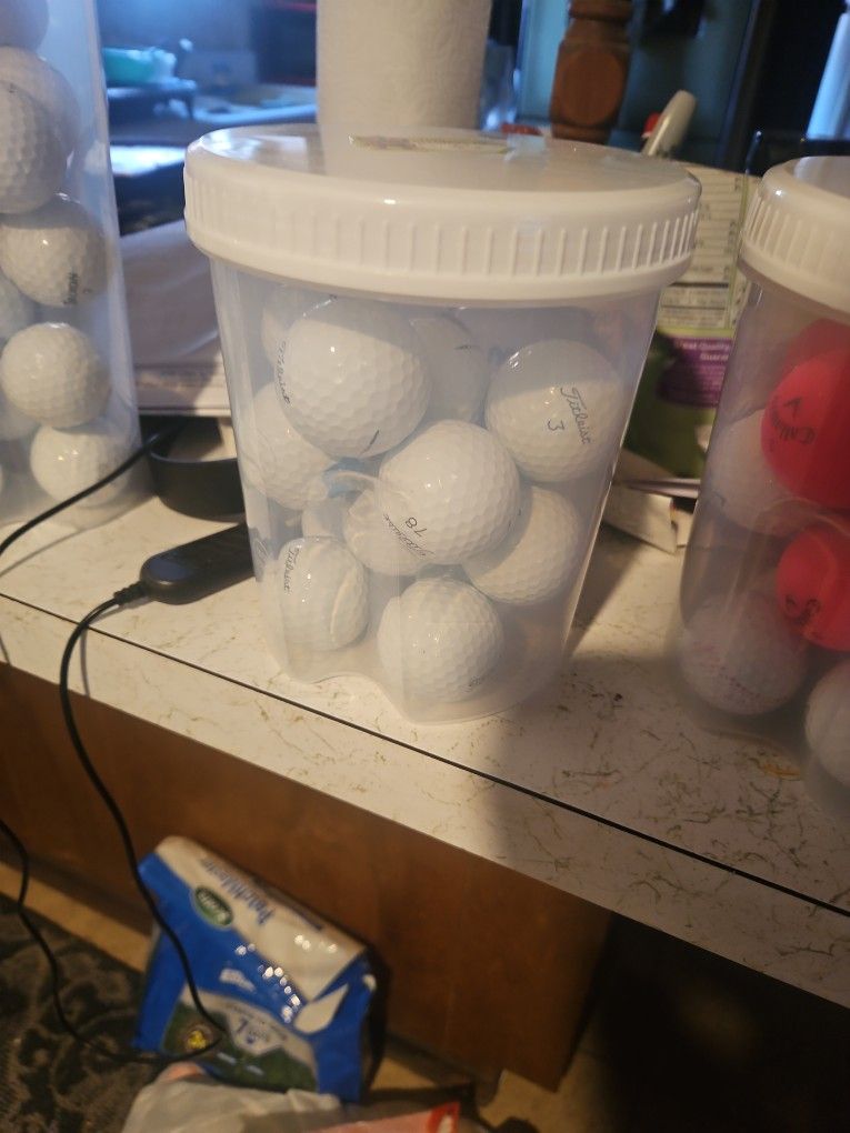 Golf Balls Titleist ProV1 (28) for 25$ Excellent Condition Pickup In Watauga