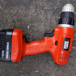 BLACK AND DECKER DRILL
