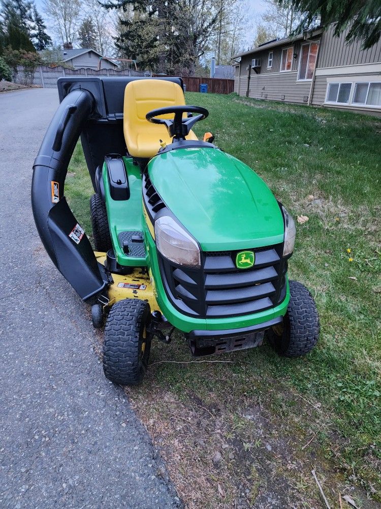 John Deer D140 Only Has 50 Hours !!! 22HP with 48 in Deck for Sale in