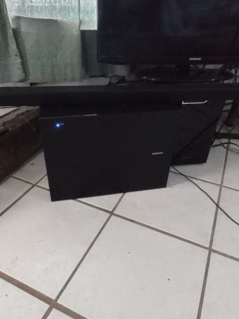 Samsung Sound Bar With Subwoofer And Remote 