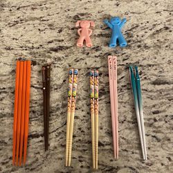 7 kid chopsticks and 2 Rubber practice holders 