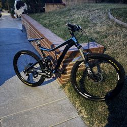 GIANT 2017 MOUNTAIN BIKE 