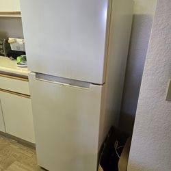 Magic Chef 10.1 CuFt Refrigerator 