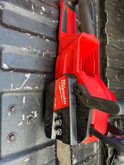 Milwaukee M18 FUEL 16 in. 18V Lithium-Ion Brushless Battery Chainsaw (Tool-Only)