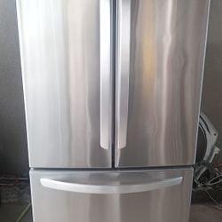 LG FRENCH DOOR STAINLESS STEEL REFRIGERATOR ESPECIAL SIZE FOR APARTMENT OR SMALL SPACES EVERYTHING WORKS PERFECT WITH WARRANTY 