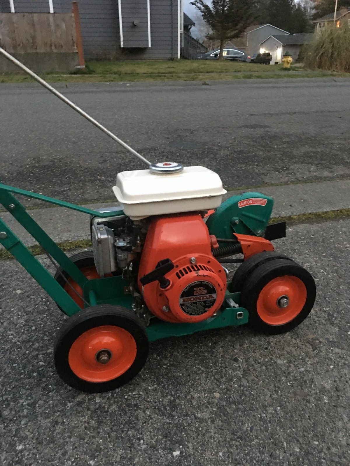 Power trim Lawn Pro Edger ,Honda Engine 2.2 HP With new blade, good