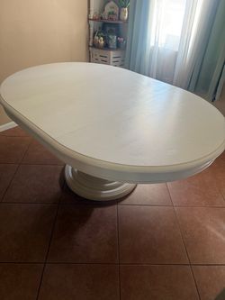White round Pedestal Dining Table