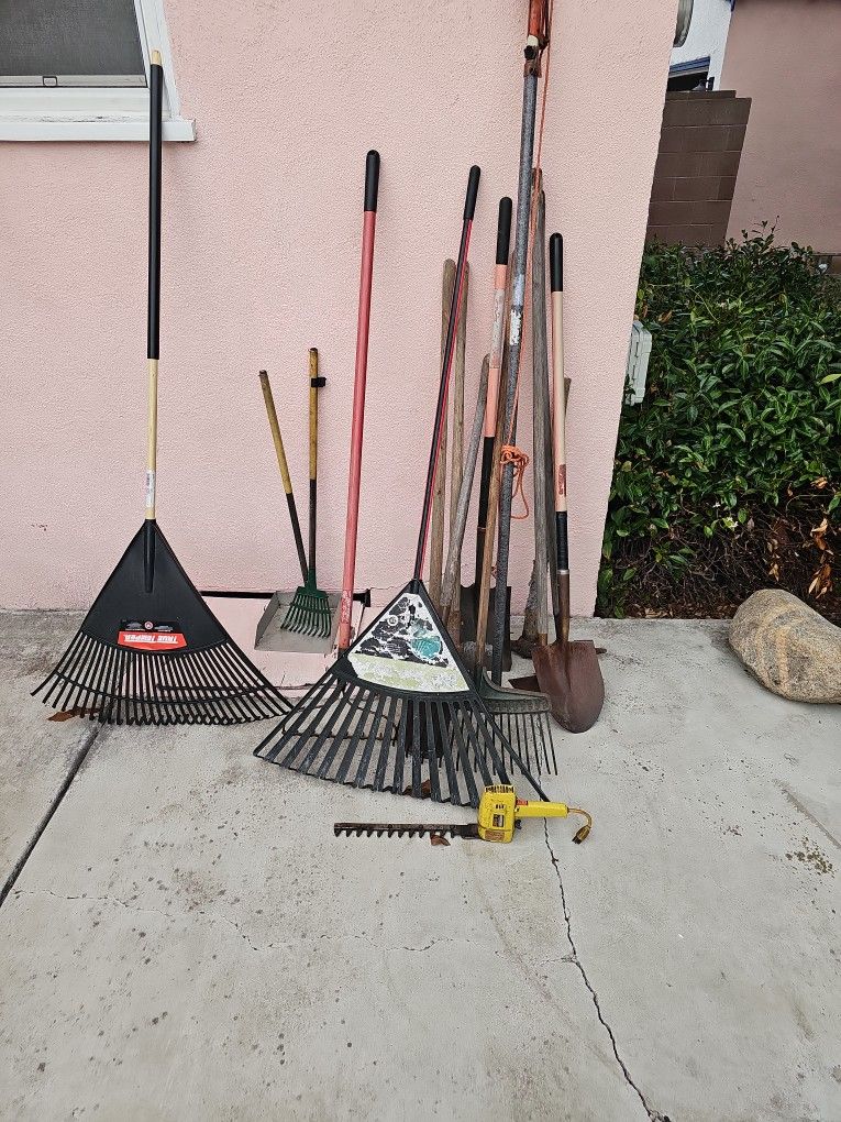 Assorted Yard Tools 10 Each