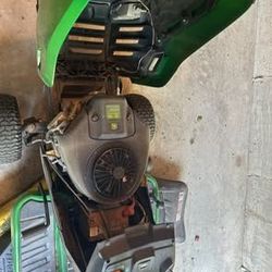 John Deere S140 Lawn Tractor
