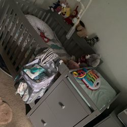 3 In 1 crib With Changing Table And Drawers 