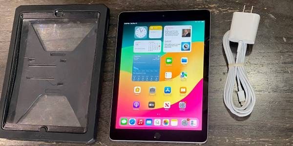 iPad 6th Gen 32 Gb + Case + Charger