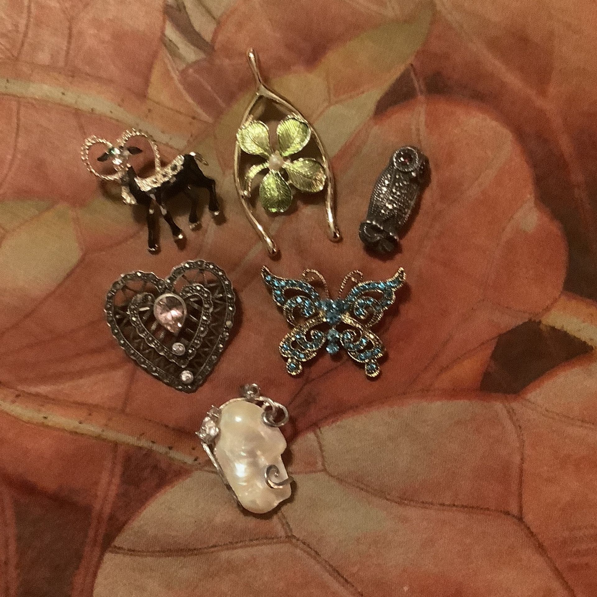 Costume Jewelry. Antique Brooch.