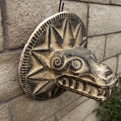 Outdoor Wall Decoration 12,5”Wx9”D In Excellent Condition 