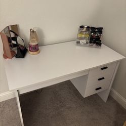 White Desk with Drawers – Great Condition 