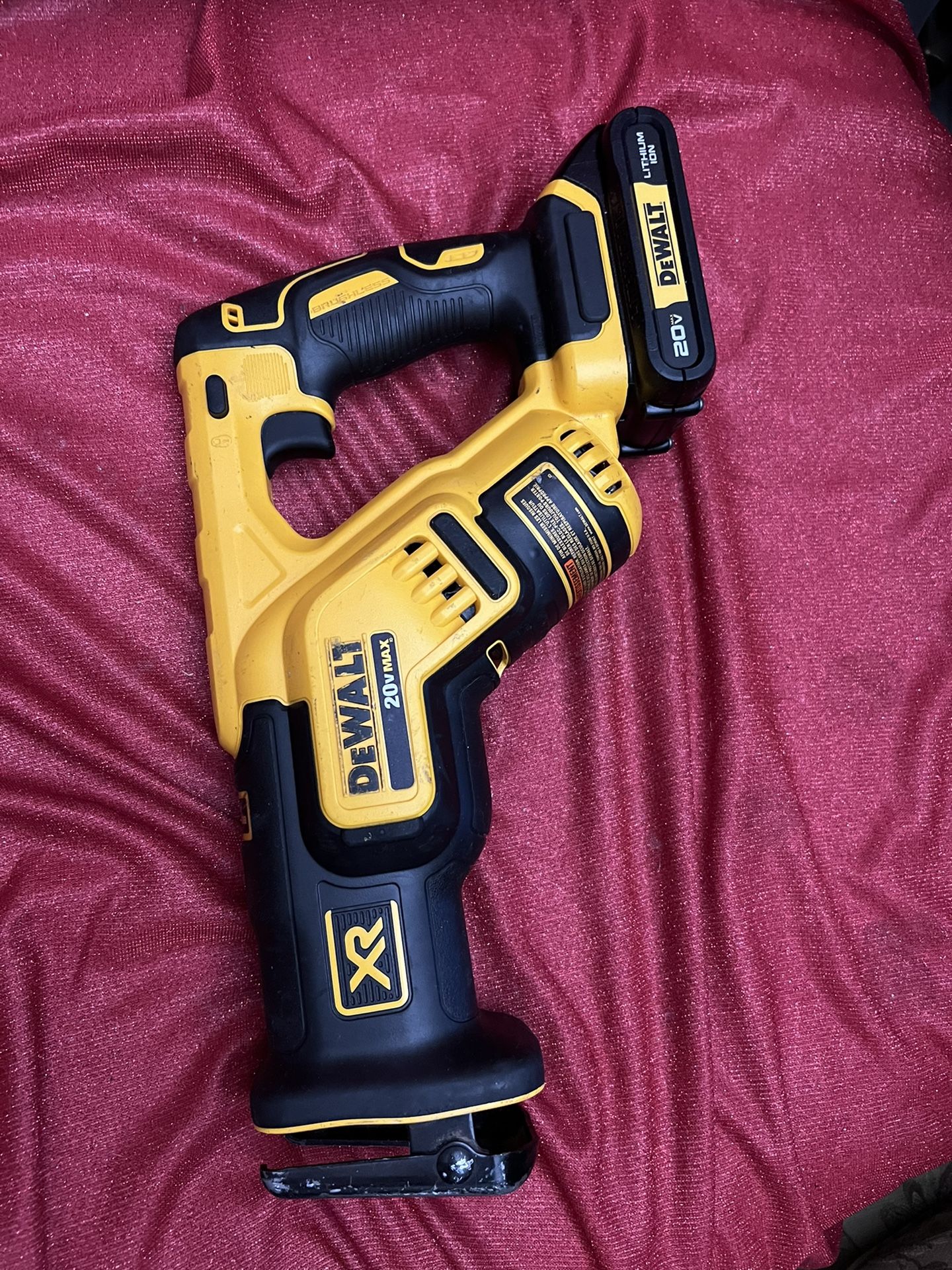 Saw Dewalt 20volt XR Y Bateria2.0 Usado Muy Buen Estado$130
