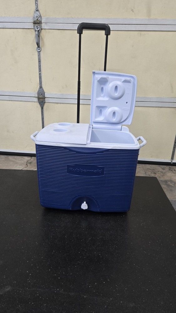 Rubbermaid 45ct Cooler