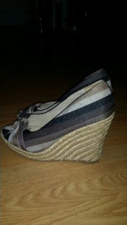 Pretty wedges..size 10..good condition!