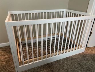 White Wood Baby Crib with Metal Spring Base