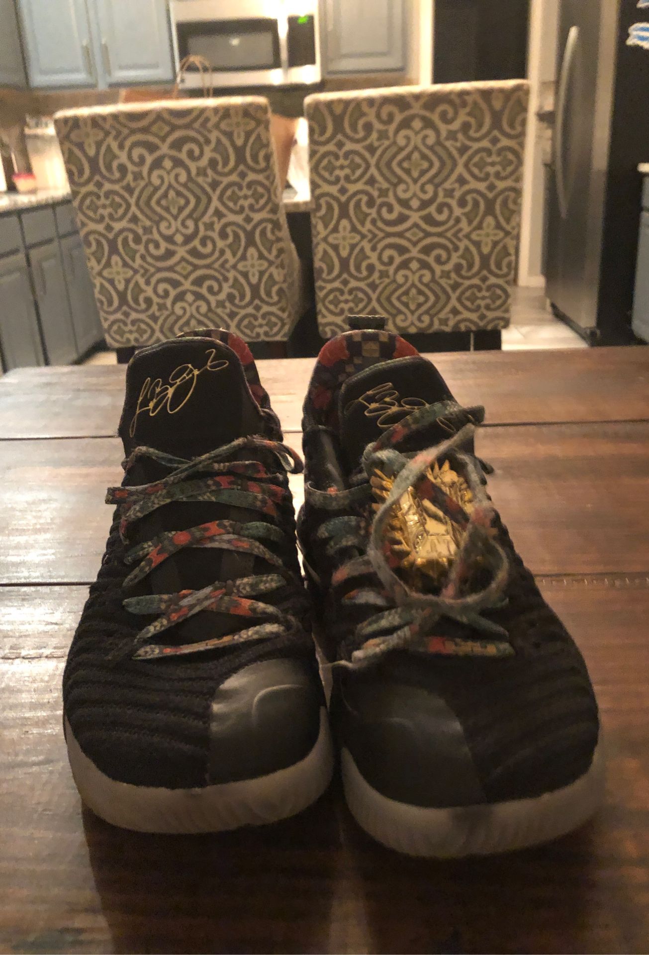 Lebron 16 kings edition size 8