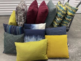 Indoor outdoor pillows.   Used for model home display   Various sizes
