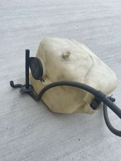 Washer bottle not a single crack 92-96 Toyota Camry