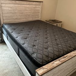 Queen bedframe - Dresser - Nightstand 