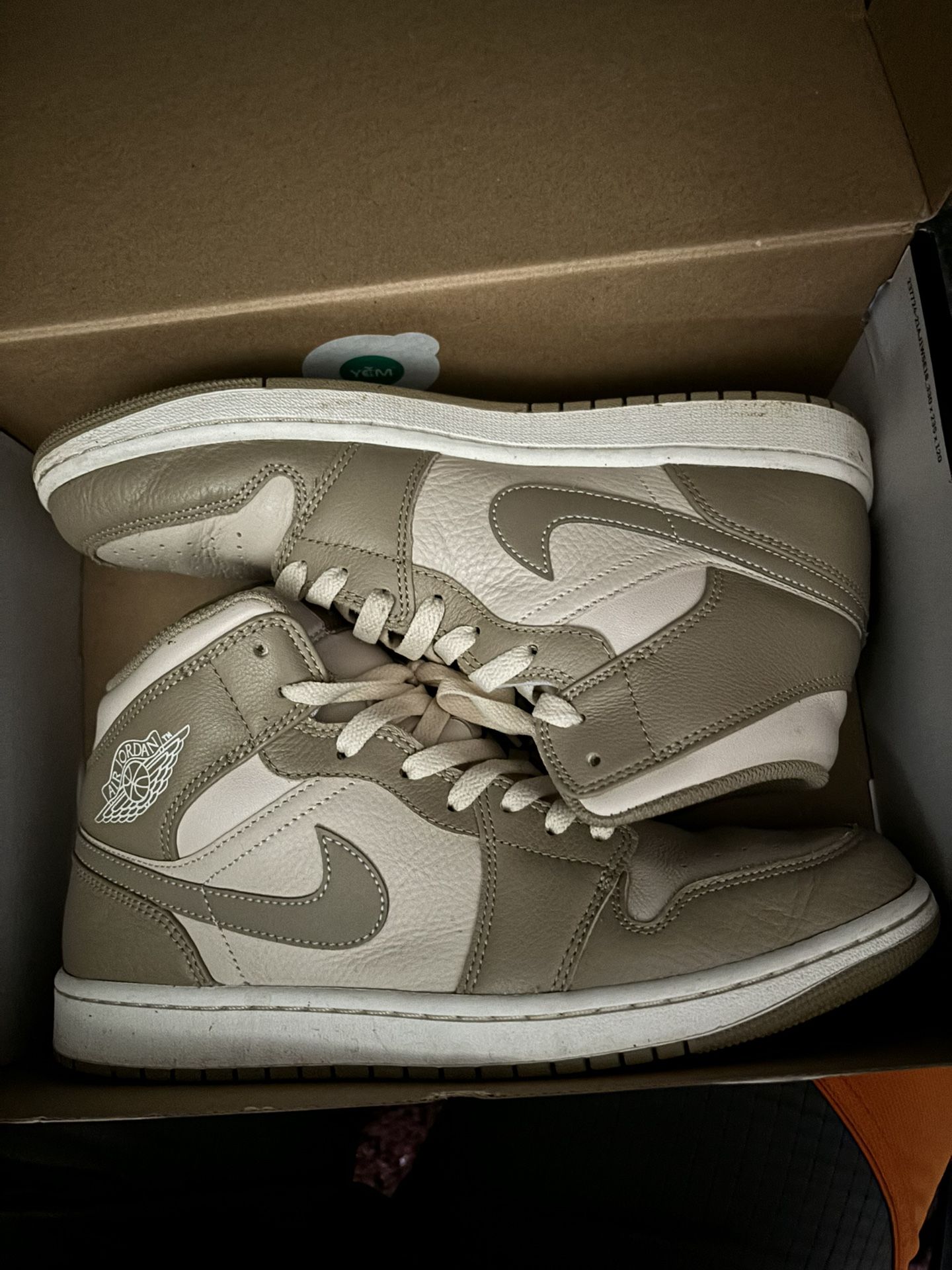 Air Jordan 1 Mid Legend Light