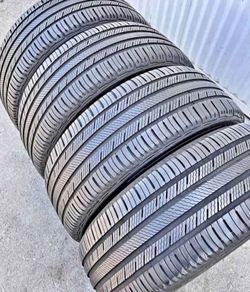 235/55/20 Michelin Vendo un set de llantas  con 80% Vida en excelente condiciones de Vida las 4 🫡🤑
 Selling a set of 4 tires with 80% tread life rem
