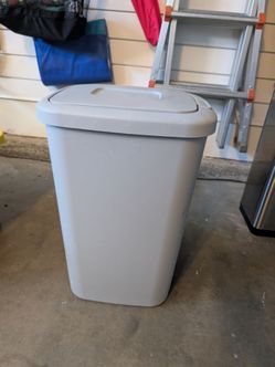 Hefty Kitchen Trash Can