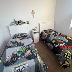 Twin Beds With Dresser And Mattresses 