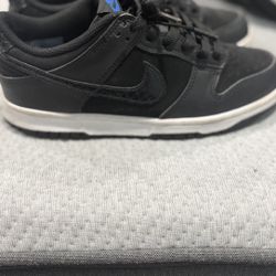Nike Dunks. SIZE.6