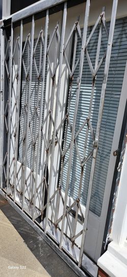Metal gate door