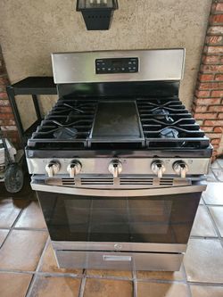 Like-new GE 30-inch stainless steel gas range