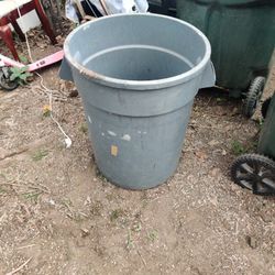 Brute 32 gallon trash can