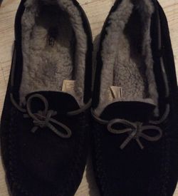 Black ugg slippers