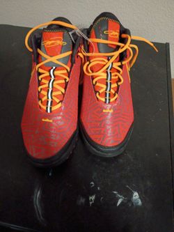 Basketball shoes