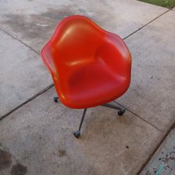 MCM HERMAN MILLER 1971 FIBERGLASS AN LEATHER CHAIR