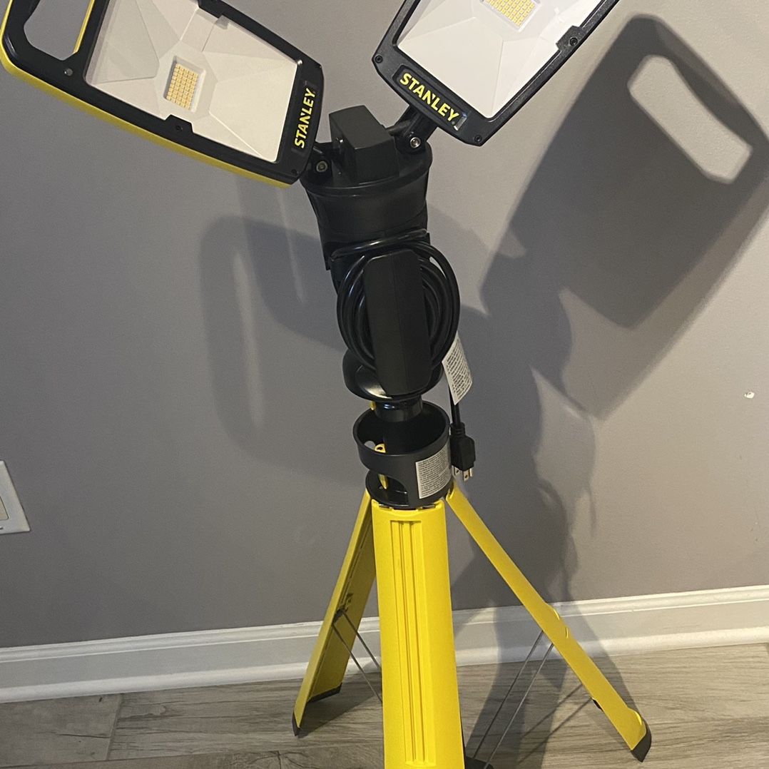 Stanley Led Work Light with Stand 7000-Lumen Portable Corded LED Portable  Job Site Lighting 4000K 80W Indoor Outdoor Lighting