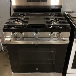 GE 30 in. 5 Burners 5.3 cu.ft. AirFry Convection Oven Freestanding Gas Stove New Scratch And Dent 