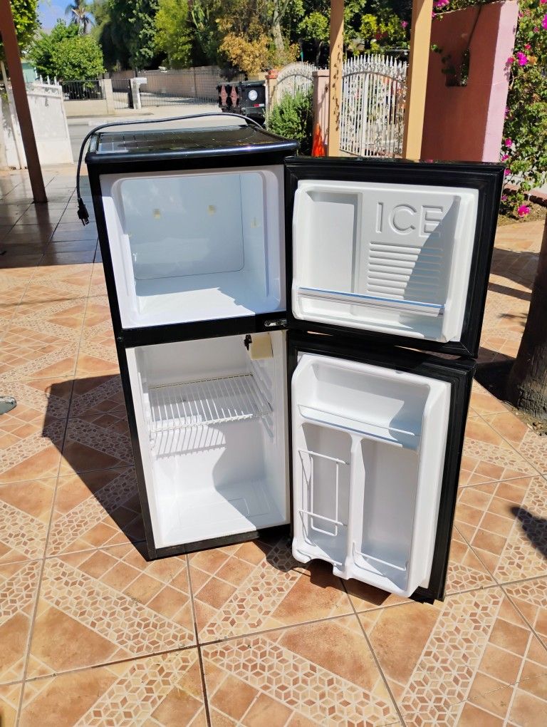 Refrigerator Medium