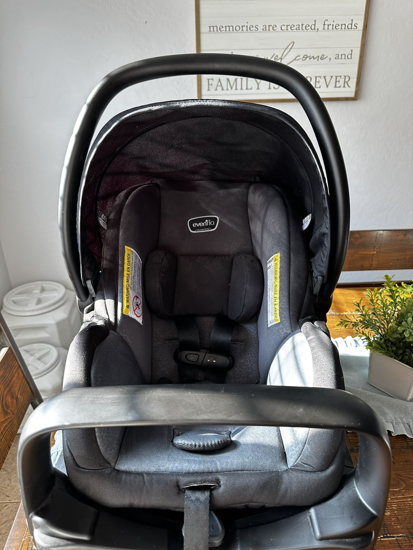Evenflo Litemax 35 Infant Car seat & Base
