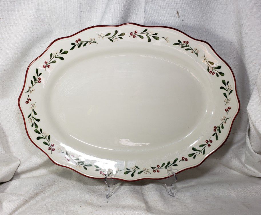 Better home and garden christmas platter 2011 . Ver good condition.  Measures 20" L X 14 1/4" W .