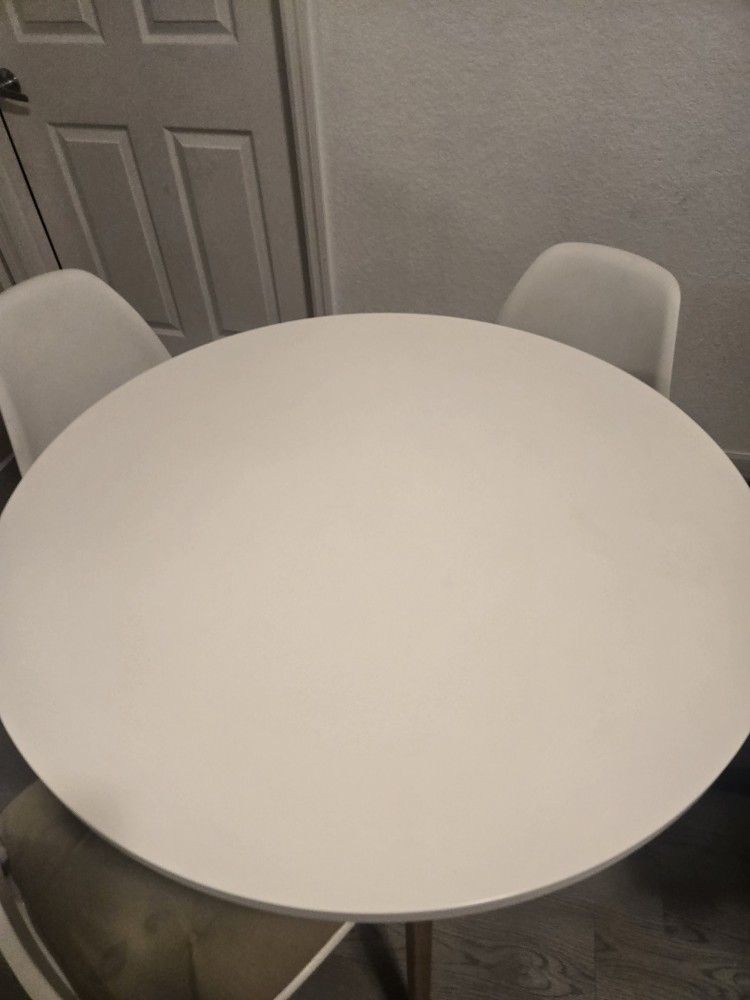 Round Table And 4 Chairs