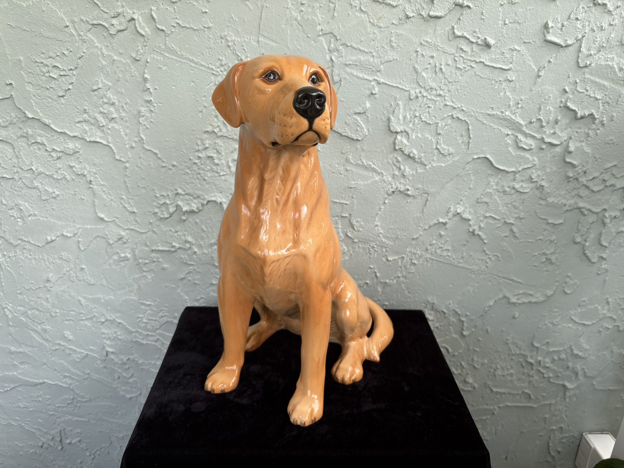 BESWICK England Vintage Porcelain Large Seated Labrador Retriever Statue (H: 13”)