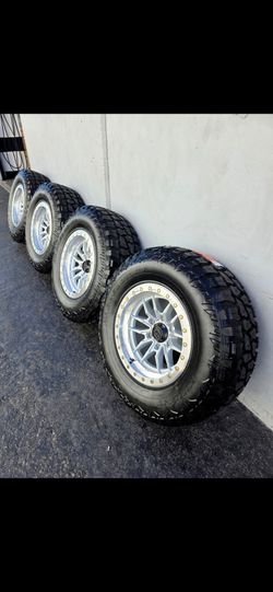 17" LOCK wheels w/ 33" RT tires LT285-70R17 17x9