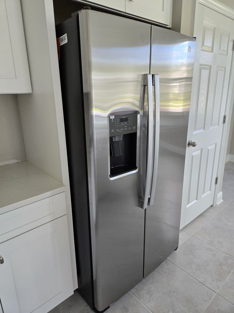 Refrigerator GE 25 CuFt Side By Side Less Than One Year Used. Still In Waranty 