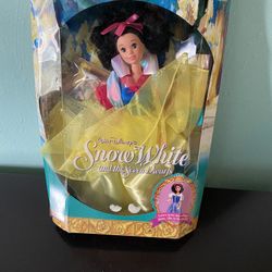Walt Disney Classic Snow White Princess Doll