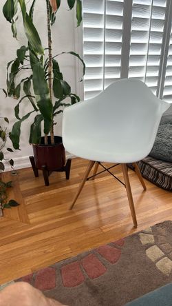 Modern White Accent Chair – Great Condition