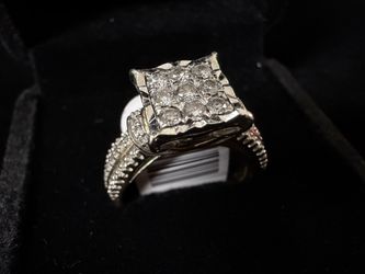 NICE 10K Lady’s Table Top 1.09CT Total, 4.4g Size 7